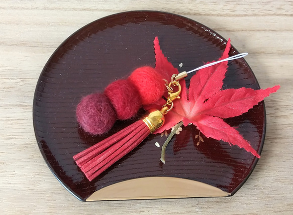 秋色ストラップ　羊毛ボールとタッセル　赤 1枚目の画像