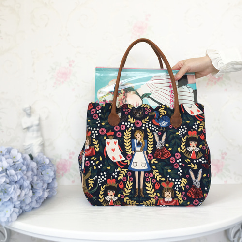 ハンドメイド、アリスパネルワイドサイズトートバッグ 不思議の国のアリス トートバッグ 大容量 サイドバッグ ショルダー