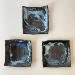タタラ造り　濃い青の角皿　三枚セット 1枚目の画像