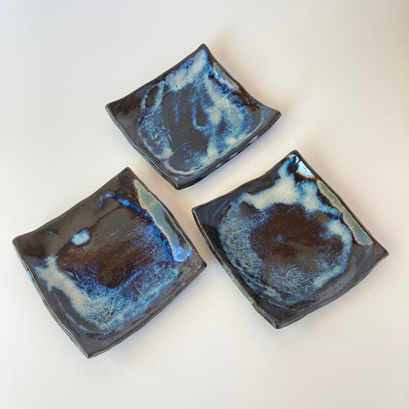 タタラ造り　濃い青の角皿　三枚セット 2枚目の画像