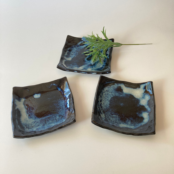 タタラ造り　濃い青の角皿　三枚セット 3枚目の画像