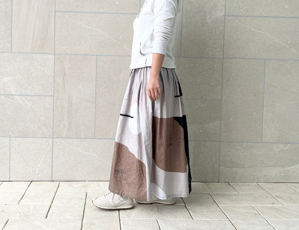 デザイナーズテキスタイルのギャザースカート　ブラウンパネル 4枚目の画像