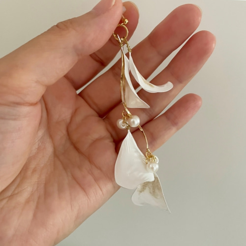 とにかく軽い ♪ エアリー 花びらひらひら.｡.:*☆揺れる白い花びらのロングピアス イヤリング ディップアート ピアス（スタッド・一粒）  ykr.Ac 通販｜Creema(クリーマ) 16437701