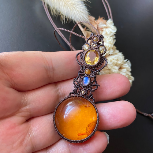 アンバー×トパーズ×レインボームーンストーンのマクラメネックレス