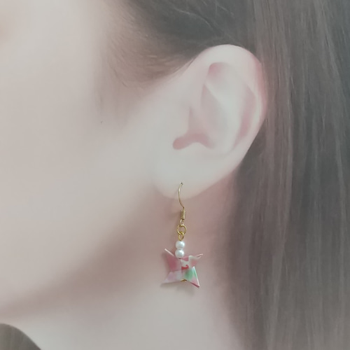 小ぶりな手裏剣パールピアス(イヤリング)☆pink和柄 ピアス（フック 