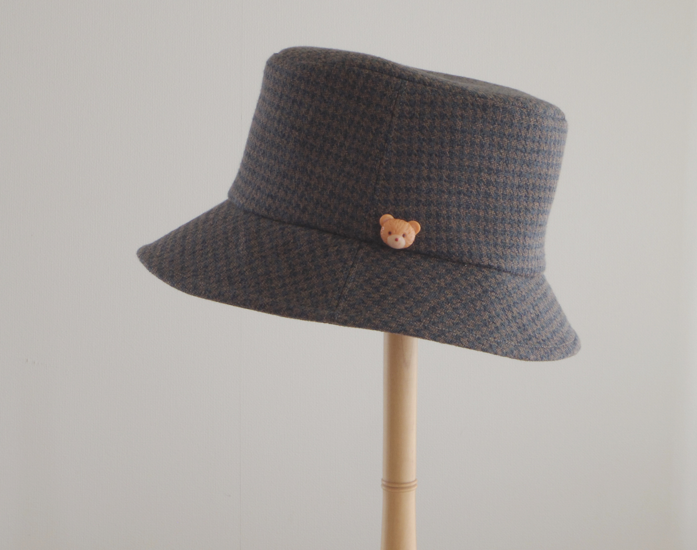 ウールみたいなコットンのバケットハット　小さなテディベアブローチとともに