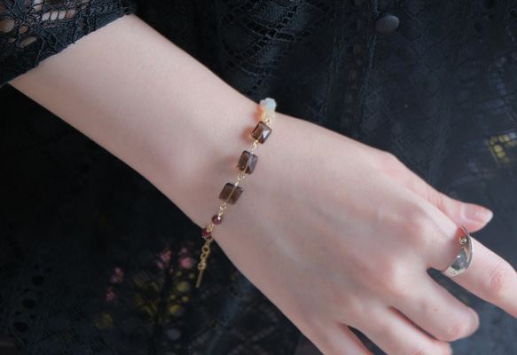 Opal bracelet：天然石オパールブレスレット 淡水グレーパール×スモーキークォーツ×ガーネット 10枚目の画像
