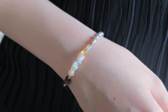 Opal bracelet：天然石オパールブレスレット 淡水グレーパール×スモーキークォーツ×ガーネット 5枚目の画像