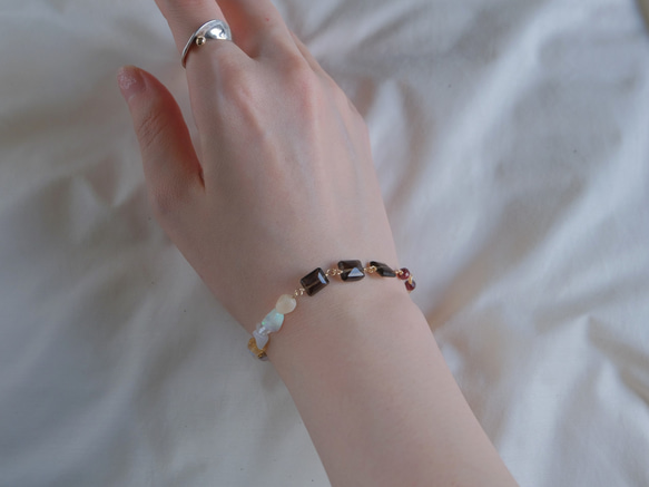 Opal bracelet：天然石オパールブレスレット 淡水グレーパール×スモーキークォーツ×ガーネット 6枚目の画像