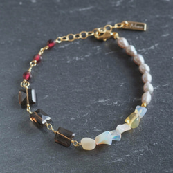 Opal bracelet：天然石オパールブレスレット 淡水グレーパール×スモーキークォーツ×ガーネット 2枚目の画像