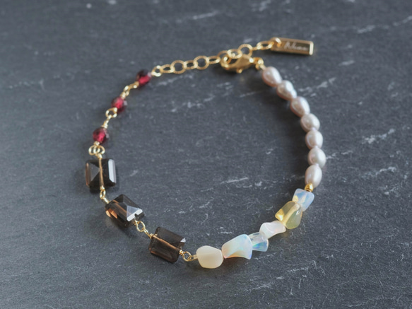 Opal bracelet：天然石オパールブレスレット 淡水グレーパール×スモーキークォーツ×ガーネット 2枚目の画像