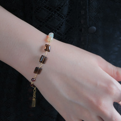 Opal bracelet：天然石オパールブレスレット 淡水グレーパール×スモーキークォーツ×ガーネット 4枚目の画像