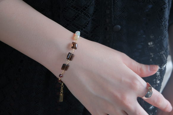 Opal bracelet：天然石オパールブレスレット 淡水グレーパール×スモーキークォーツ×ガーネット 4枚目の画像
