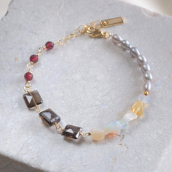 Opal bracelet：天然石オパールブレスレット 淡水グレーパール×スモーキークォーツ×ガーネット 1枚目の画像