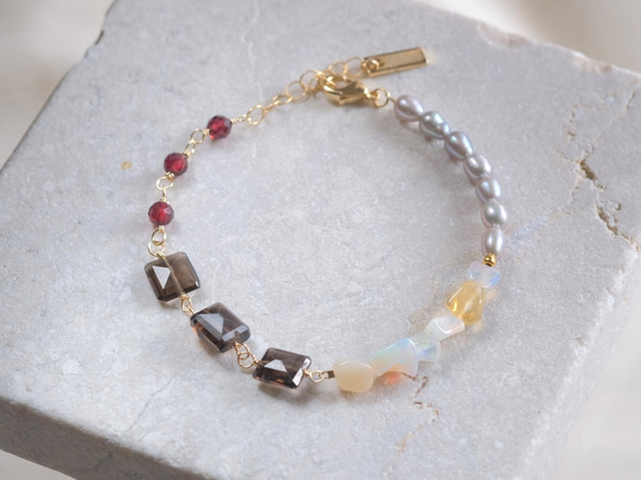 Opal bracelet：天然石オパールブレスレット 淡水グレーパール×スモーキークォーツ×ガーネット 1枚目の画像