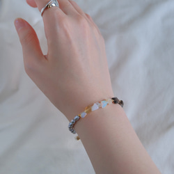 Opal bracelet：天然石オパールブレスレット 淡水グレーパール×スモーキークォーツ×ガーネット 7枚目の画像