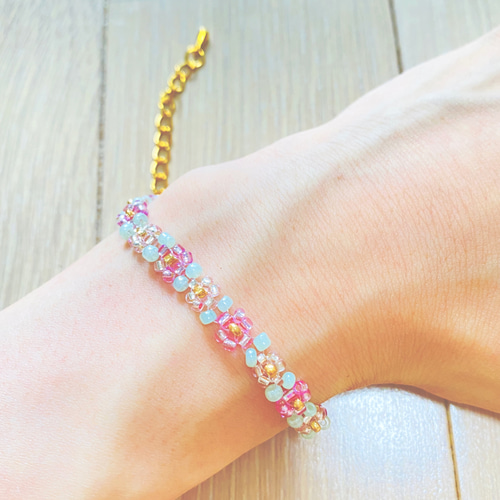 ピンクの花のビーズブレスレット ブレスレット すもも 通販 16438315
