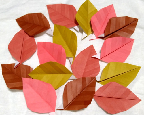 折り紙　秋.落ち葉リース★大特価 Amazon.co.jp: 折り紙 現品 秋壁面 落ち葉とリス&トンボ リース