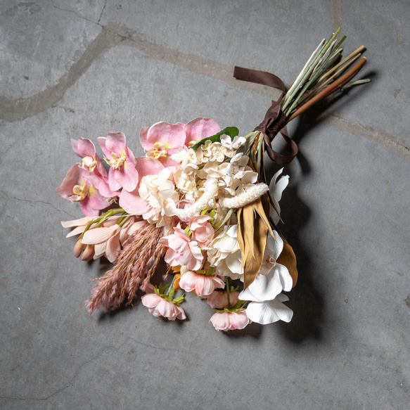 【今だけsale】胡蝶蘭のピンクベージュブーケ　アーティフィシャルフラワー 結婚式 ブーケ 造花ブーケ 3枚目の画像