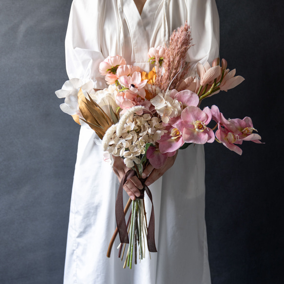 【今だけsale】胡蝶蘭のピンクベージュブーケ　アーティフィシャルフラワー 結婚式 ブーケ 造花ブーケ 1枚目の画像