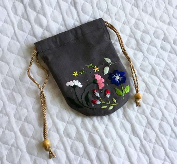 花刺繍のミニ巾着・チャコール 3枚目の画像