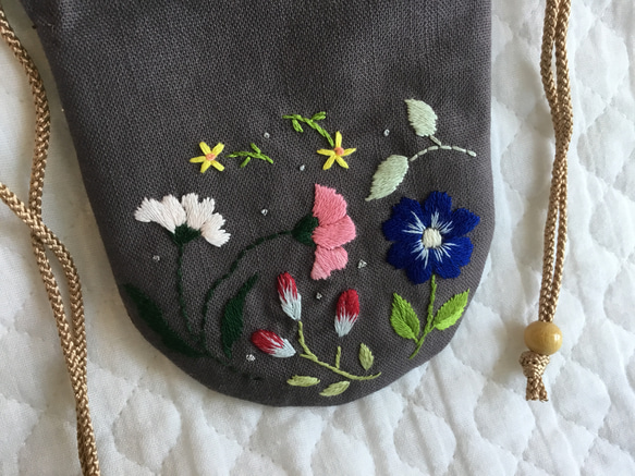 花刺繍のミニ巾着・チャコール 2枚目の画像