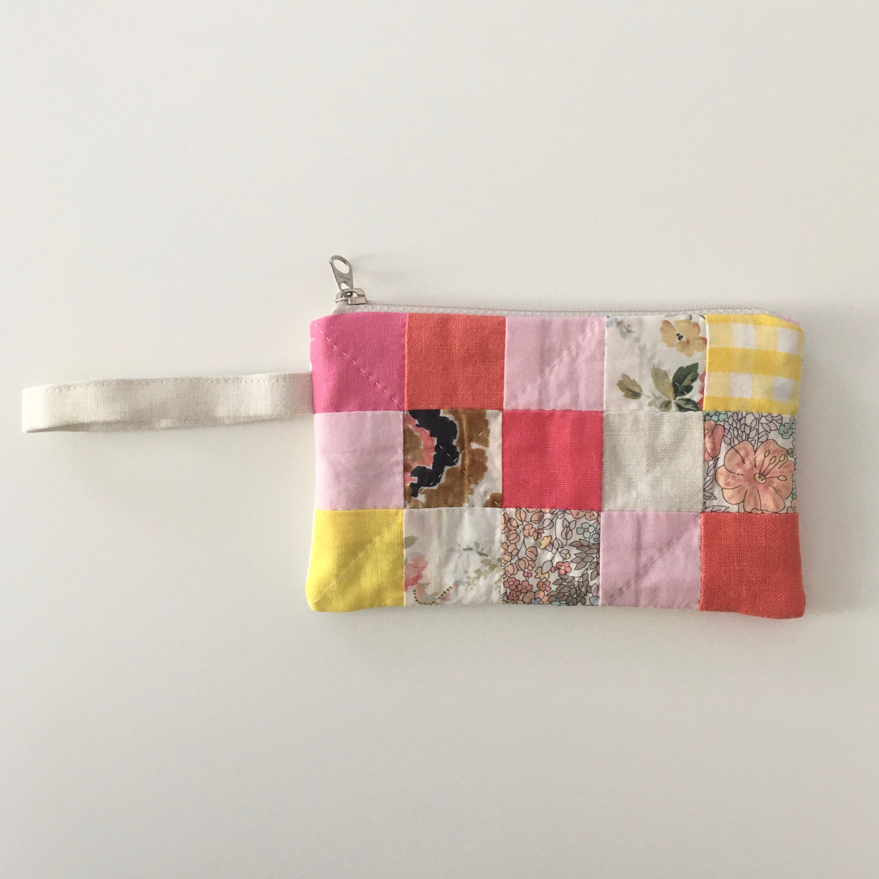 パッチワークのマルチポーチ　ピンク