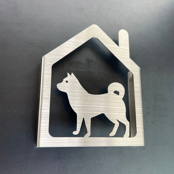 " いぬが家にいます。" 立体プレート 全3種類 白犬 黒犬 ステンレスヘアライン 犬絵柄 いぬ 犬 表札 看板 4枚目の画像