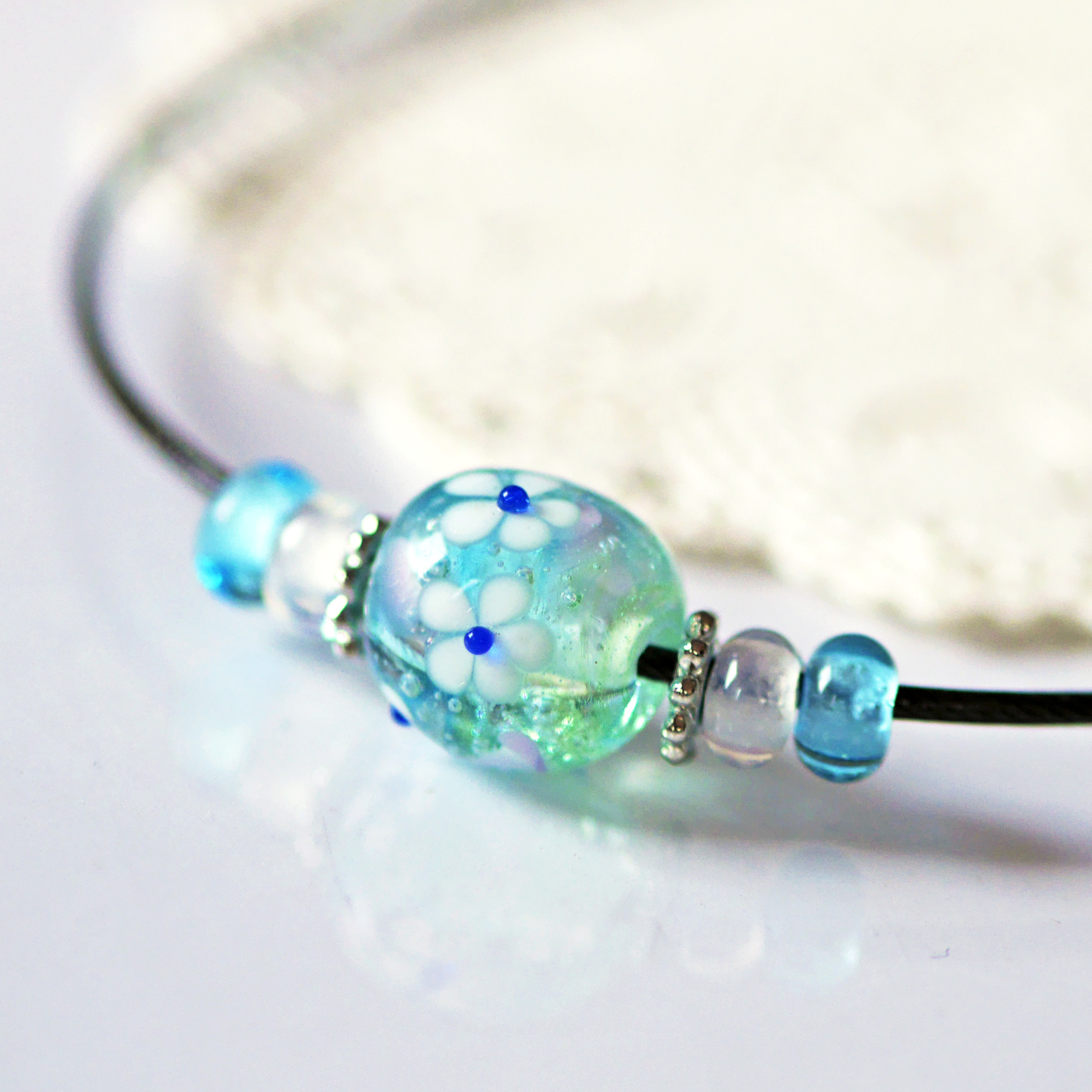 淡い水色＆黄緑に白の花柄 ガラス ネックレス *とんぼ玉*