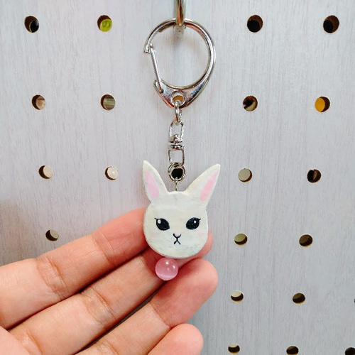 うさぎのキャッツアイ付きキーホルダー 石塑粘土 兎 ウサギ 