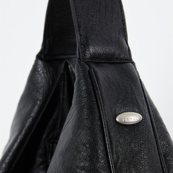 暗油黑色 3色 賽巴餃子包 大容量褶皺設計腋下單肩包 做舊水洗皮 第17張的照片
