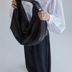 暗油黑色 3色 賽巴餃子包 大容量褶皺設計腋下單肩包 做舊水洗皮 第7張的照片