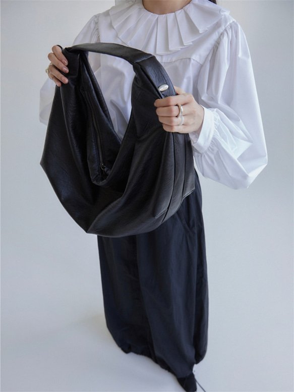 暗油黑色 3色 賽巴餃子包 大容量褶皺設計腋下單肩包 做舊水洗皮 第7張的照片