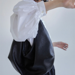 暗油黑色 3色 賽巴餃子包 大容量褶皺設計腋下單肩包 做舊水洗皮 第8張的照片