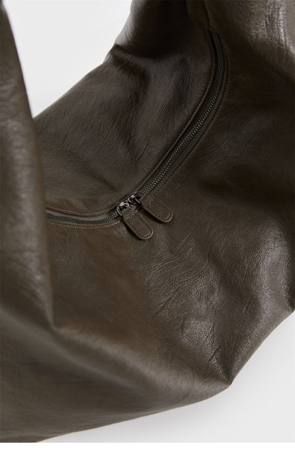 木泥棕色 3色 賽巴餃子包 大容量褶皺設計腋下單肩包 做舊水洗皮 第17張的照片