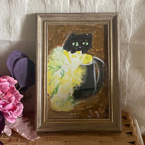 絵画 。原画【子犬の帽子をかぶったかわいい黒猫が美しい花瓶を整えている】