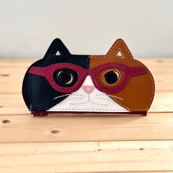 猫好きが作った本牛革メガネケース　秋の新色！赤ワイン色メガネをかけた三毛猫　送料無料　手縫い 1枚目の画像