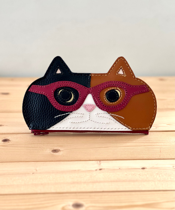 猫好きが作った本牛革メガネケース　秋の新色！赤ワイン色メガネをかけた三毛猫　送料無料　手縫い 1枚目の画像