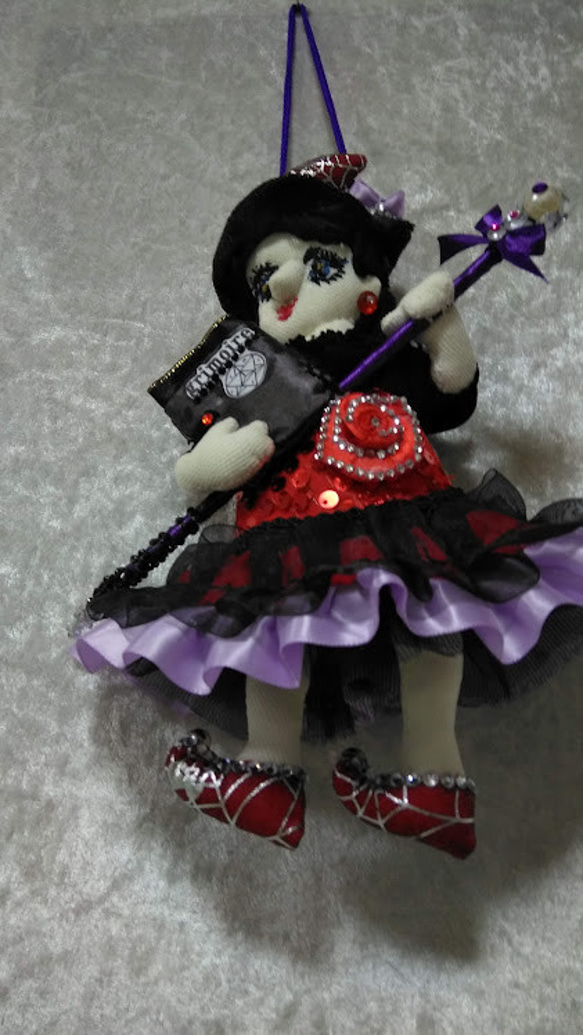 『赤いドレスの魔女さん』ハロウイン　オーナメント　ロッド　魔導書　オシャレ創作人形　プレゼント 7枚目の画像