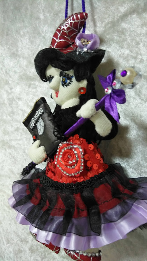 『赤いドレスの魔女さん』ハロウイン　オーナメント　ロッド　魔導書　オシャレ創作人形　プレゼント 4枚目の画像