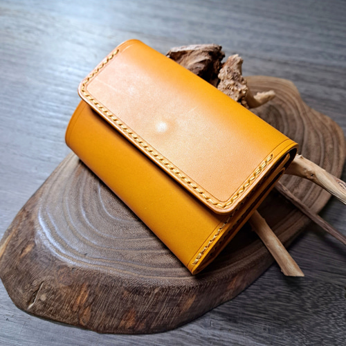 イタリアンレザーの三つ折り財布 ブルガロ イエロー 山吹色
