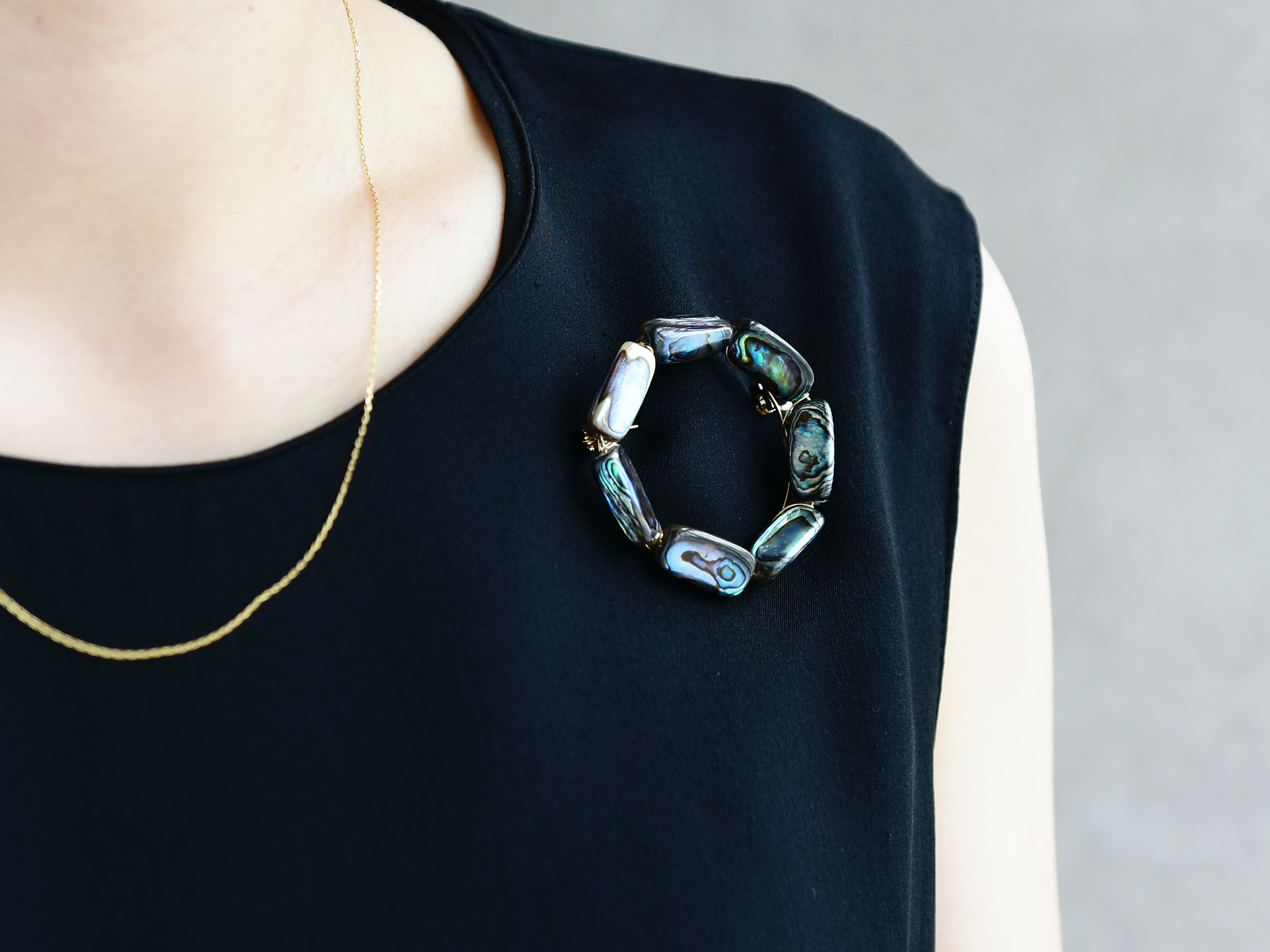 【 ブローチ ・Mサイズ】魅惑の輝き 天然 アバロンシェル （ オーロラ 貝 シェル リース）