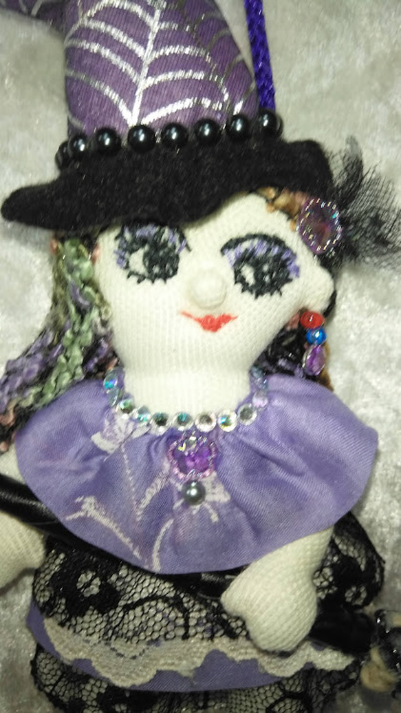 『紫ミニ魔女さん』ハロウイン　オーナメント 　ホウキ　オシャレ創作人形　プレゼント 2枚目の画像