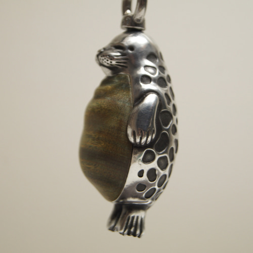 アザラシ パロサント（木材）ピューター（金属）キーホルダーやバッグ