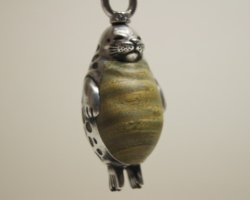 アザラシ パロサント（木材）ピューター（金属）キーホルダーやバッグ