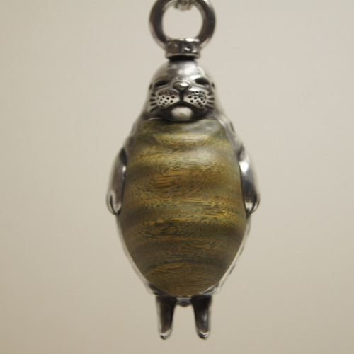 金木工房 カメレオン の 置き物 キーホルダー パロサント アザラシ パロサント（木材）ピューター（金属）キーホルダーやバッグ