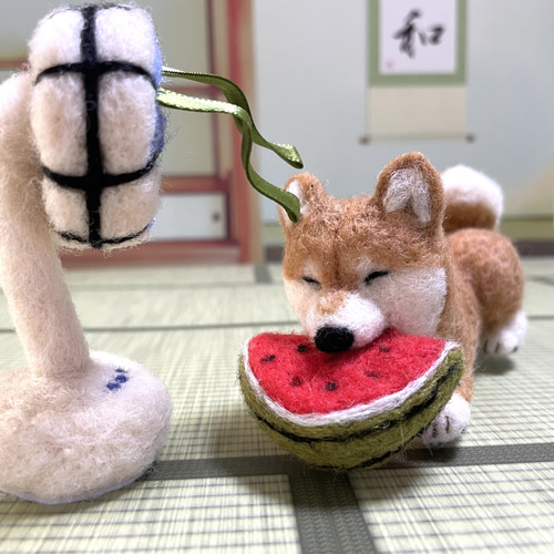 扇風機で涼みながらスイカにかぶりつく柴犬ちゃん羊毛フェルト