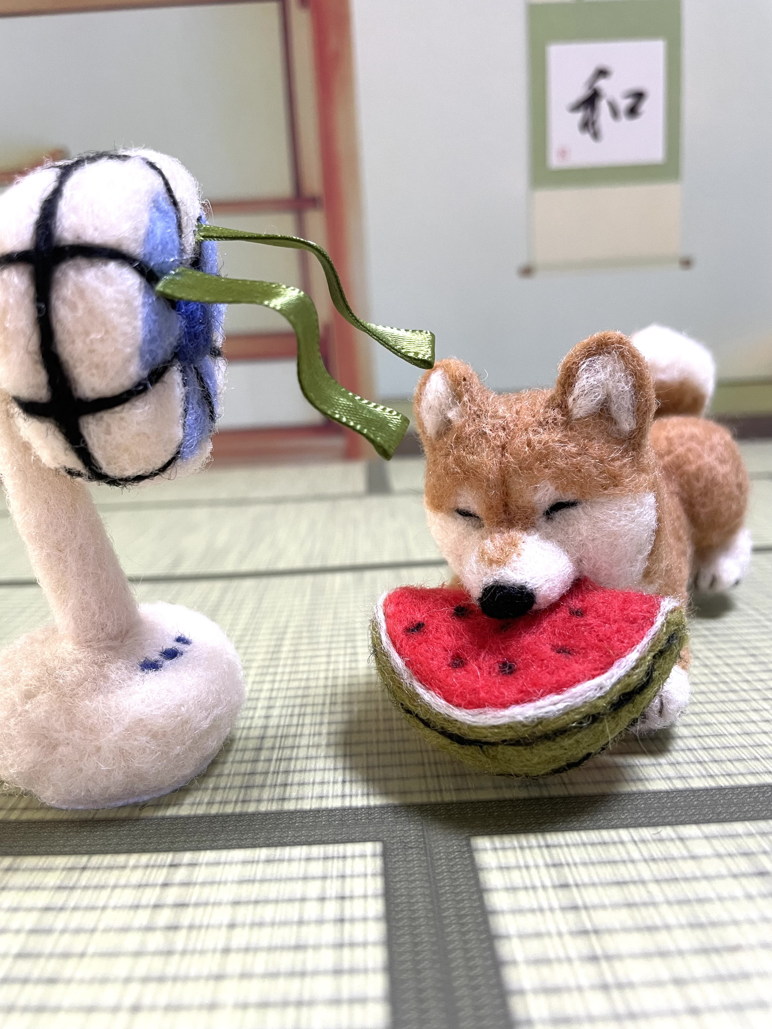 扇風機で涼みながらスイカにかぶりつく柴犬ちゃん羊毛フェルト 羊毛  