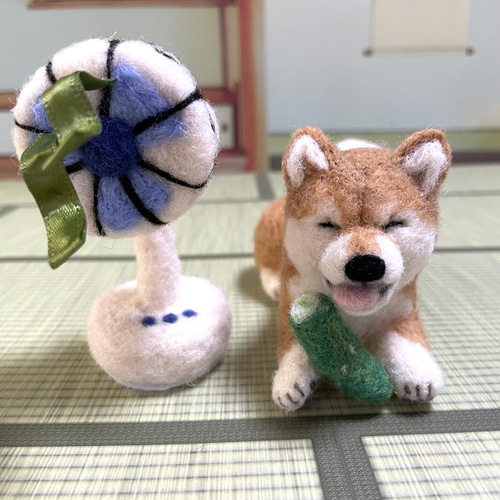 扇風機で涼みながらきゅうりをかじる柴犬ちゃん羊毛フェルト