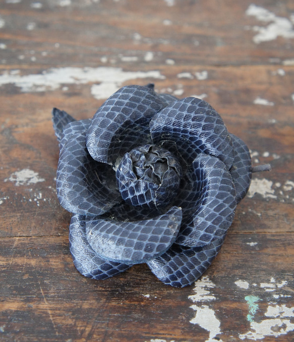 蛇玫瑰胸花【藍灰色】中玫瑰蛇皮藍灰色 第1張的照片